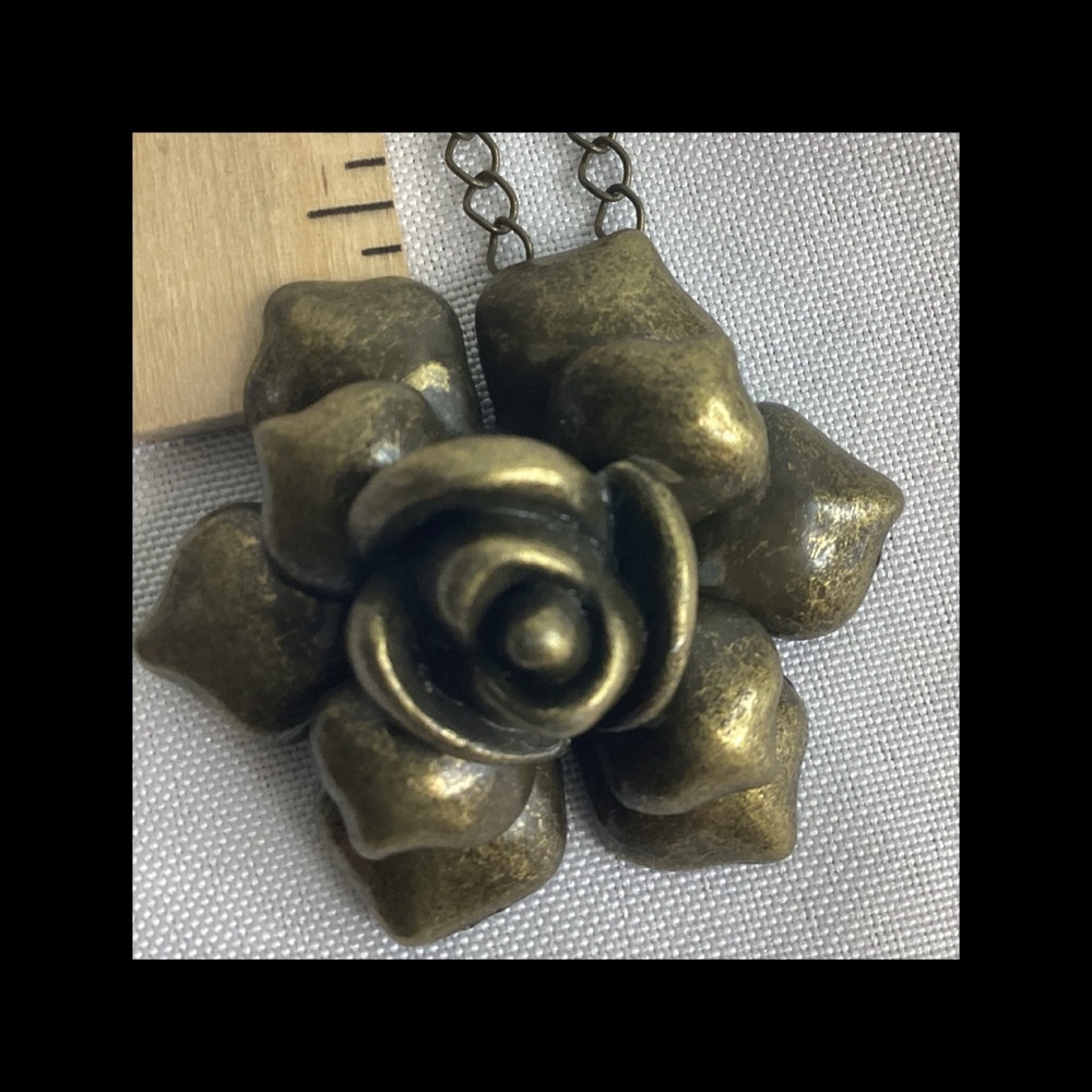 Bronze flowers necklace.